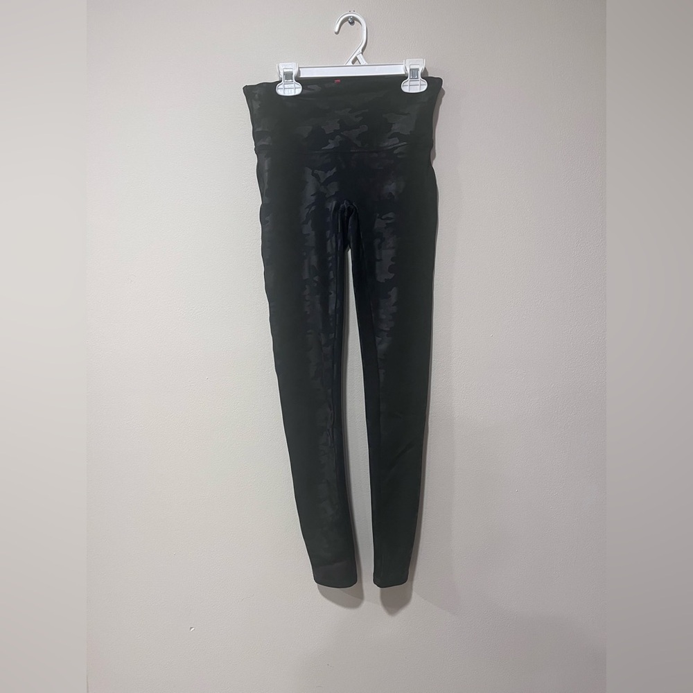 Black Camo Spanx Leggings-Size Medium